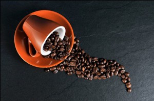 Kaffeebohnen mit Kaffeetasse